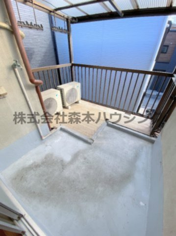 【バルコニー】 | 　寝屋川市高柳2丁目38テラスハウス | 南側の広々とした屋根付きバルコニーです