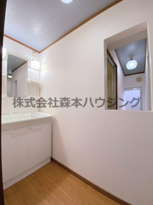 【洗面所】 | 　寝屋川市高柳2丁目38テラスハウス | 忙しい朝には欠かせない洗面所です