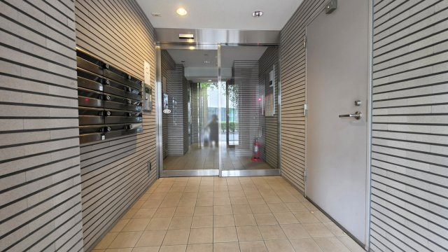 Ryusen初台のエントランス|風除室