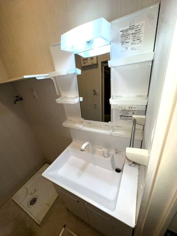 フローラ国立の洗面所|明るい洗面所です