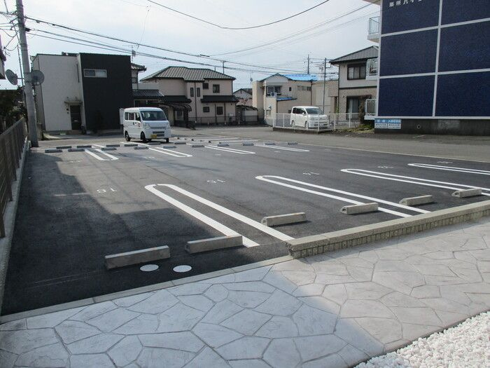 シャルモントの駐車場