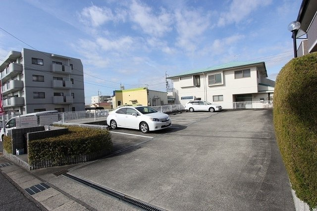 コーポラスＹ・Ｙの駐車場|車をお持ちの方に嬉しい駐車場付きの物件です