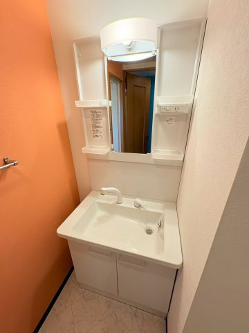 レジデンスウインド山の手の独立洗面台|独立洗面台、小物を置くことができて便利です