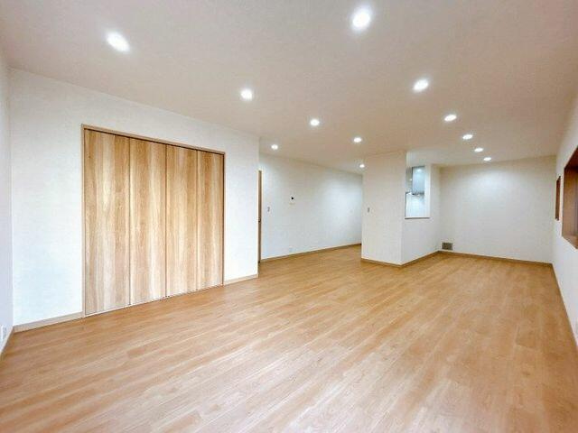 中古戸建て・仲介手数料半額）犬山市字郷西１９２－３の居間・リビング|ＬＤＫ「収納スペース付き」
