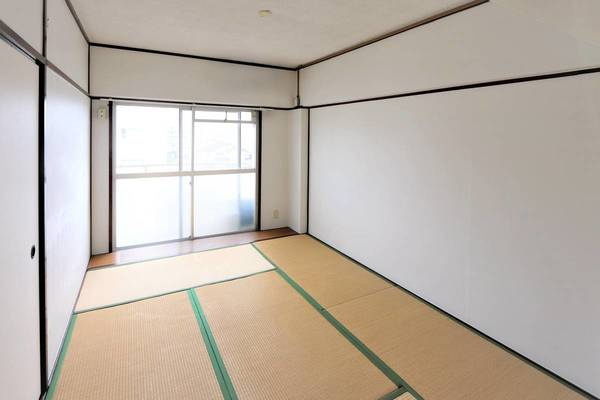 【居間・リビング】 | ビレッジハウス姪浜1号棟 | こちらのリビングで趣味の時間をお楽しみください