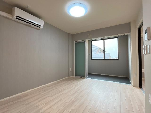 堺市中区東八田アパート新築工事の居間・リビング|こちらのリビングで趣味の時間をお楽しみください