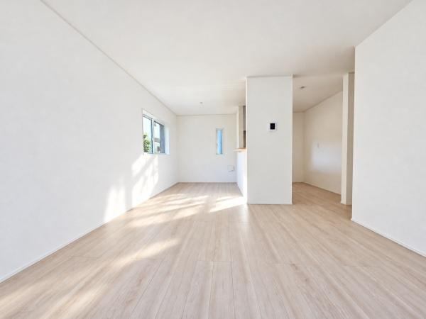 横浜市南区永田北２丁目の新築一戸建の居間・リビング|自慢したくなるリビング！
形も良く家具の配置にも困りません。