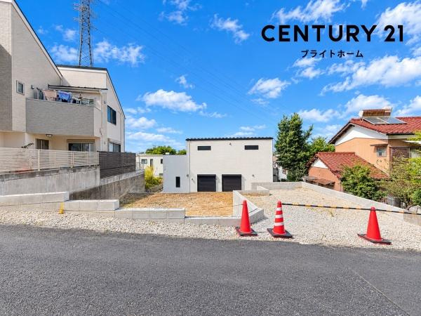 横浜市保土ケ谷区上菅田町の新築一戸建の外観|同仕様物件もご案内をさせて頂きます。
お車でご自宅まで送迎承ります。