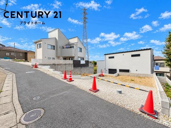 横浜市保土ケ谷区上菅田町の新築一戸建の前面道路含む現地写真|周辺は落ち着いた街並みになります。
子育てにはぴったりの住環境♪
