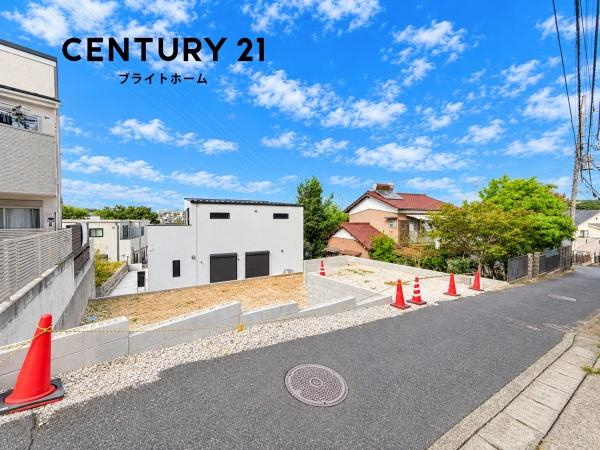 横浜市保土ケ谷区上菅田町の新築一戸建の前面道路含む現地写真|陽当りの良さが伝わります。
是非一度、現地へ起こしください。

