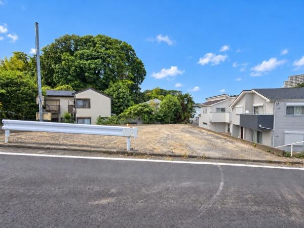 横浜市戸塚区川上町の新築一戸建の前面道路含む現地写真|周辺は落ち着いた街並みになります。
子育てにはぴったりの住環境♪