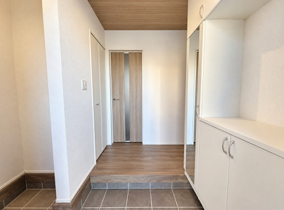 【玄関】 | ☆☆新築住宅　いわき市郷ケ丘３丁目６期　全４棟！！オール電化♪ご案内随時受付中です♪ | 大容量シューズBOX
シューズクローク付のプランもあります