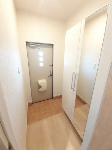 シャトレ・カズＢの玄関|明るい玄関です