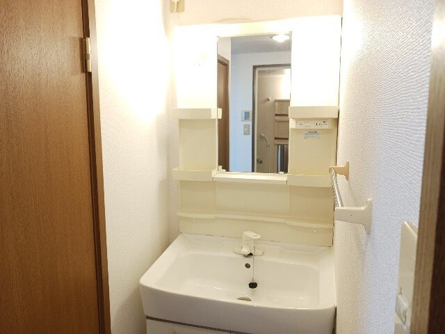 Ｉ・Ｆｉｅｌｄ　Ｃの洗面所|明るい洗面所です