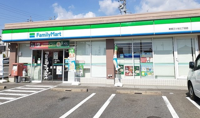 パークヒルズ涼松Ａの周辺|ファミリーマートまで550m