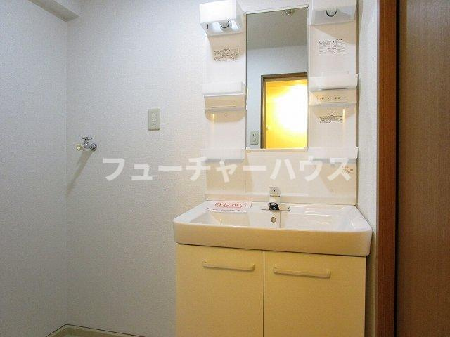 リバーシャトーの洗面所|明るい洗面所です