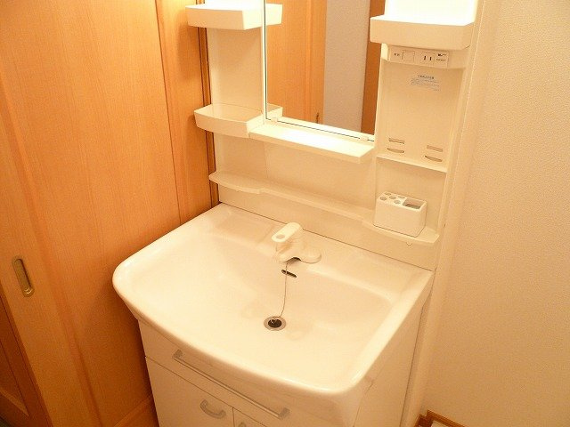 ドリームヒルズ望ヶ丘の洗面所|明るい洗面所です