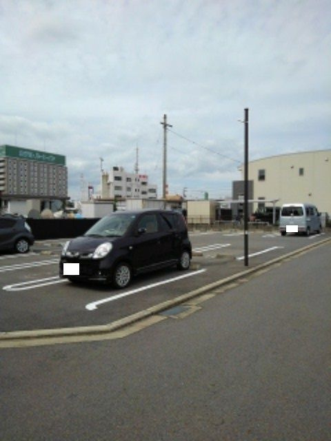 アクア・クレメント四番館の駐車場