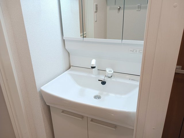 ファームヒルズの洗面所|明るい洗面所です