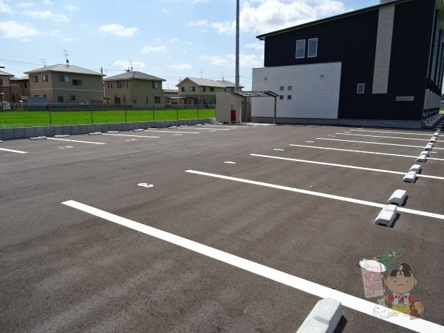 ラ・イース松新町の駐車場