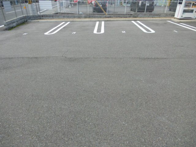 サニーハイツ大村の駐車場
