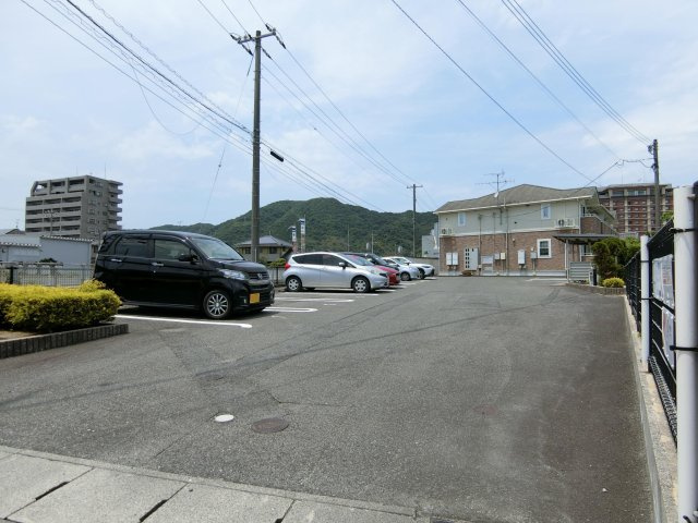 プラージュベルの駐車場