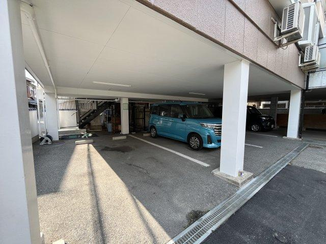 スチューデントヴィラウイングバードⅡの駐車場