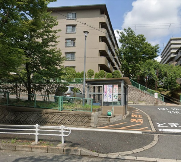 公社山田西B団地A16棟の外観