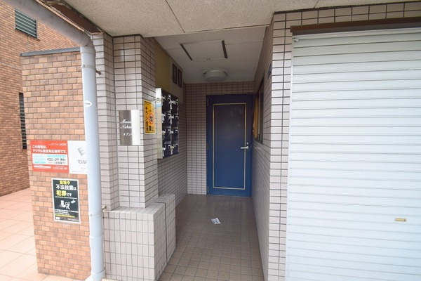 大阪市旭区中宮４丁目の賃貸マンションのエントランス