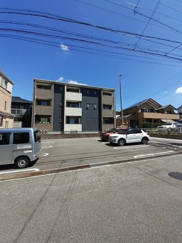 アイリス竜美の駐車場|車をお持ちの方に嬉しい駐車場付きの物件です