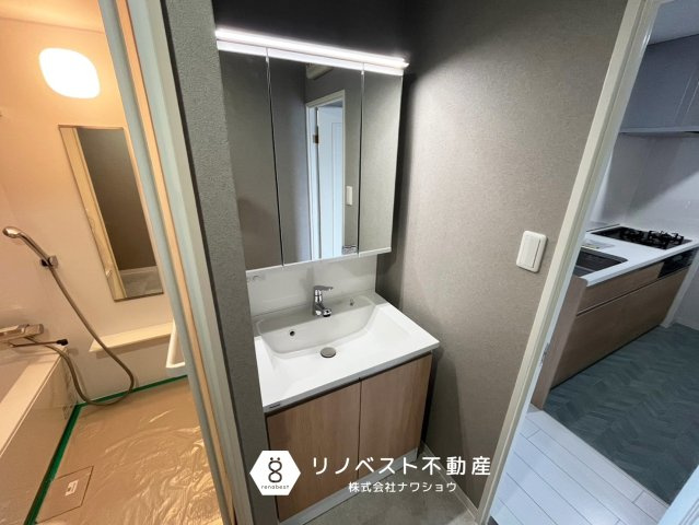 朝日プラザイーストスクエアの独立洗面台|三面鏡付き独立洗面台完備◎
キッチン横にあり、朝の忙しい時間の家事や身支度もスムーズ◎