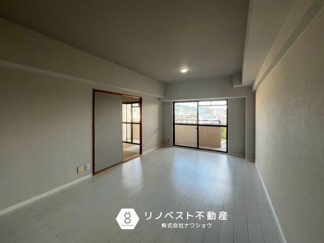 朝日プラザイーストスクエアの居間・リビング|南向きバルコニーにつき日中の陽当たり良好♪