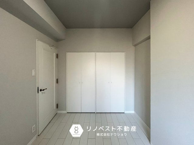 朝日プラザイーストスクエアの洋室|5.1帖のクローゼット付き洋室♪
洋服や趣味グッズなどもスッキリ片付きます◎