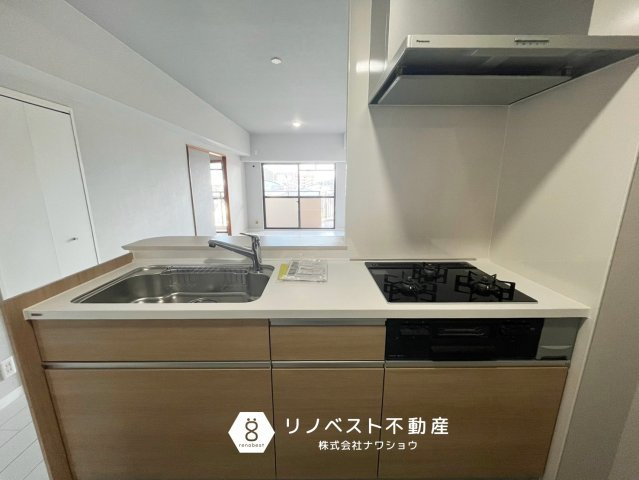 朝日プラザイーストスクエアのキッチン|グリル付き3口システムキッチン♪
まな板を置くスペースもしっかり確保◎