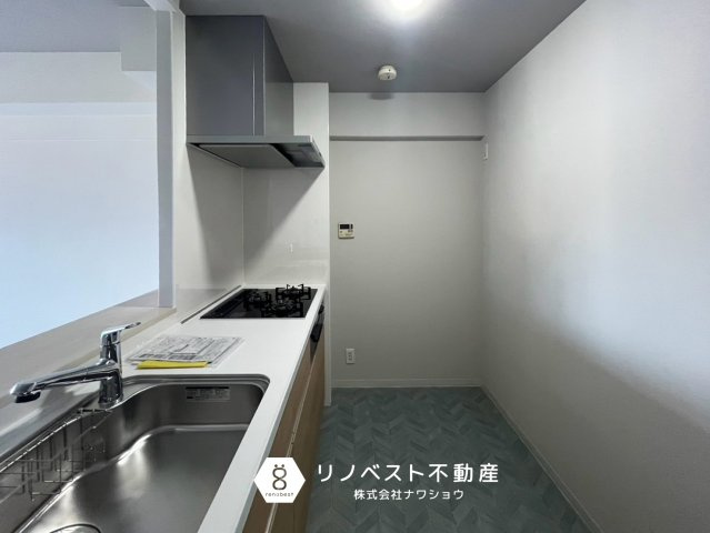 朝日プラザイーストスクエアのキッチン|汚れが目立ちにくい薄いブルーの床を採用◎