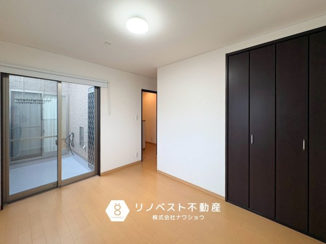 東大阪市南鴻池町2丁目の洋室|バルコニーに面しております♪乾いたお洗濯ものをそのまま収納できるので便利です。