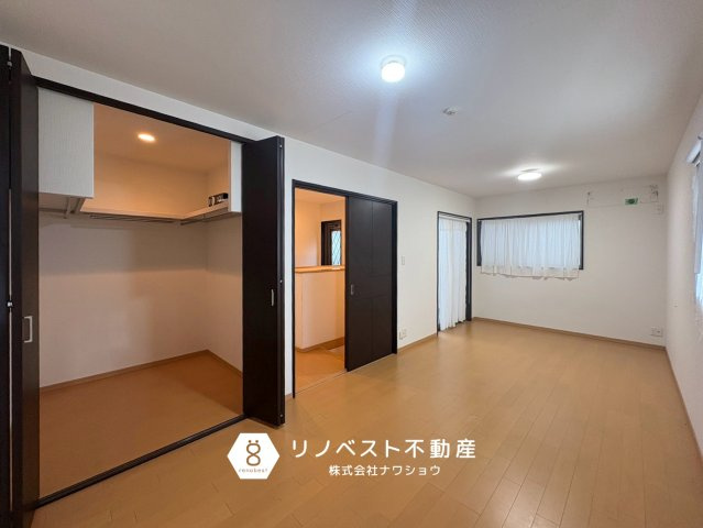 東大阪市南鴻池町2丁目の洋室|WIC付の洋室。
収納力が高く、キャリーケースなども収納できそうです♪