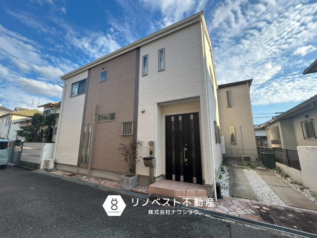 東大阪市南鴻池町2丁目の外観|駐車スペース1台分完備◎
開放的なウッドデッキ・バルコニー付き♪