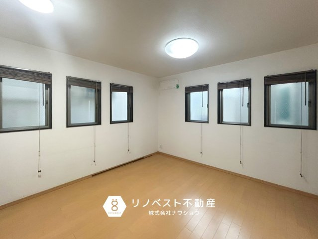 東大阪市南鴻池町2丁目の居間・リビング|窓が多く風通りが良いです◎
道路に面していないため、通行人を気にせず生活ができます♪