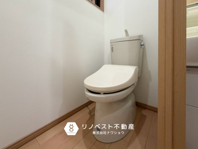 東大阪市吉松2丁目のトイレ|1階洗面の中に位置するトイレ。
少し変わった間取りですね♪