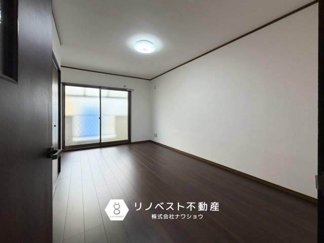 東大阪市吉松2丁目の洋室|約8.2帖の洋室。
広々としており、家族の寝室におすすめ！
