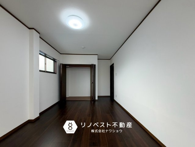 東大阪市吉松2丁目の洋室|約8.0帖の洋室。
南向きのバルコニーに面しており日当たり良好です◎
