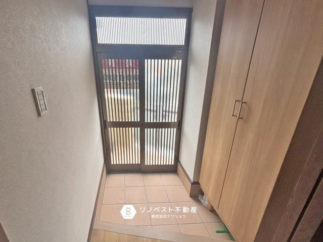 生野区勝山北5丁目中古戸建の玄関|すりガラスになっていて日差しが入り込み明るい玄関ですね！
