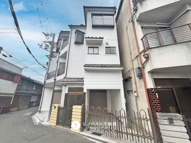 生野区勝山北5丁目中古戸建の駐車場|ビルトインガレージで愛車が雨風に当たることがないのは良いですね！
荷物を運ぶ時でも楽々です♪