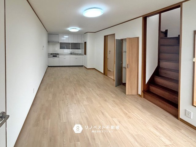 生野区勝山北5丁目中古戸建の居間・リビング|オープンキッチンなのでリビングの様子を見ながらお料理することができます。
目が離せないお子様がいらっしゃっても安心ですね。
