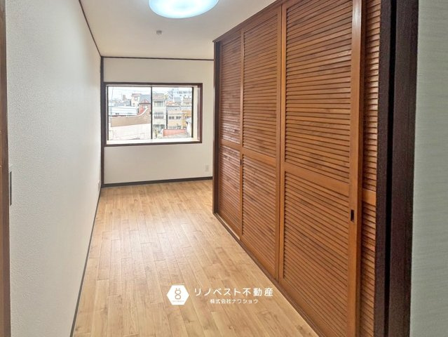 生野区勝山北5丁目中古戸建の洋室|3階4帖の洋室です。収納がたっぷりあるのでお部屋を有効に使えますね！
