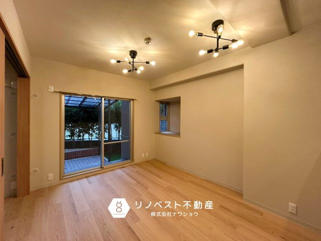 アメリア1番館の居間・リビング|1階ではありますが、柵や緑がございますのでプライバシーが守られており、防犯面でも安心です♪