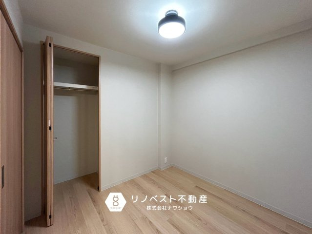 アメリア1番館の洋室|キッチン横に位置する約4.0帖の洋室。
お子様の遊び場にピッタリです♪