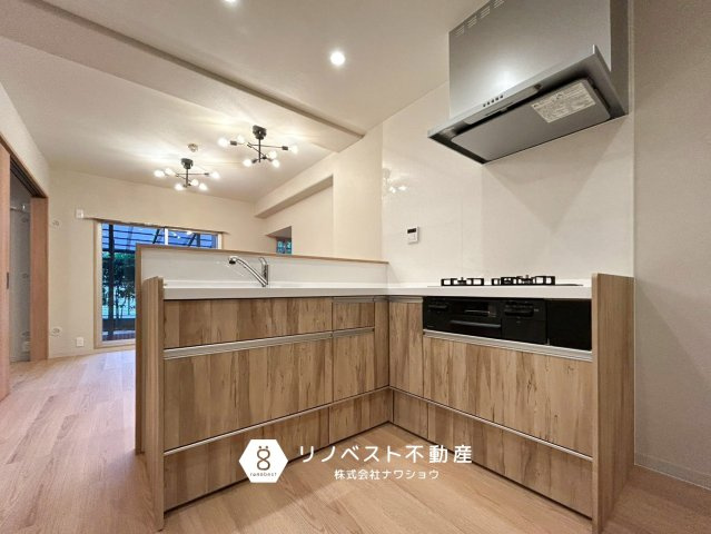 アメリア1番館のキッチン|対面式のL字型キッチン。
キッチン空間が広く使い勝手が良いです◎