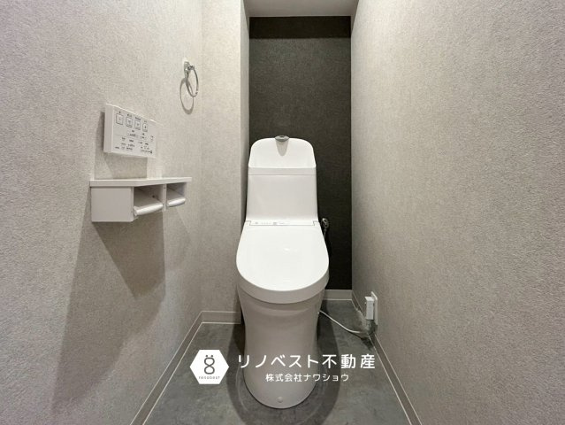 アメリア1番館のトイレ|黒のアクセントクロスが印象的なトイレ。
非常におしゃれな空間です♪